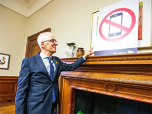 Smartphones banned in the classroom